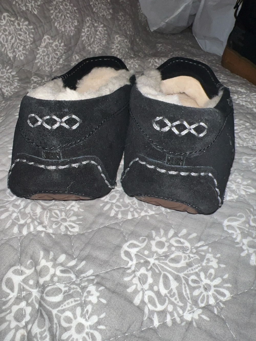 UGG women’s Ansley Slippers black suede - Picture 3 of 5